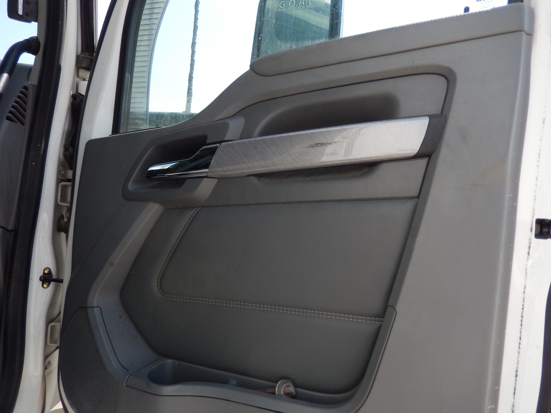 2017 KENWORTH T680 - Image 38